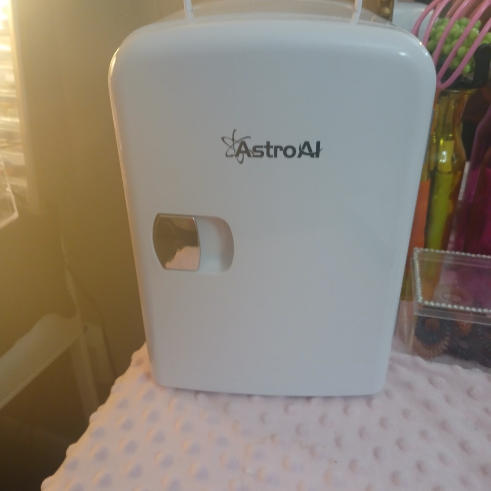 AstroAI White Mini Make Up/Body Care Fridge